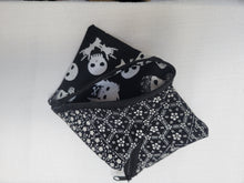 Load image into Gallery viewer, Rock&#39;n Flowers Triangle Pouches
