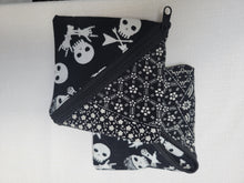 Load image into Gallery viewer, Rock&#39;n Flowers Triangle Pouches
